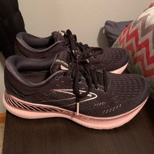 Brooks Glycerin GTS tennis shoe